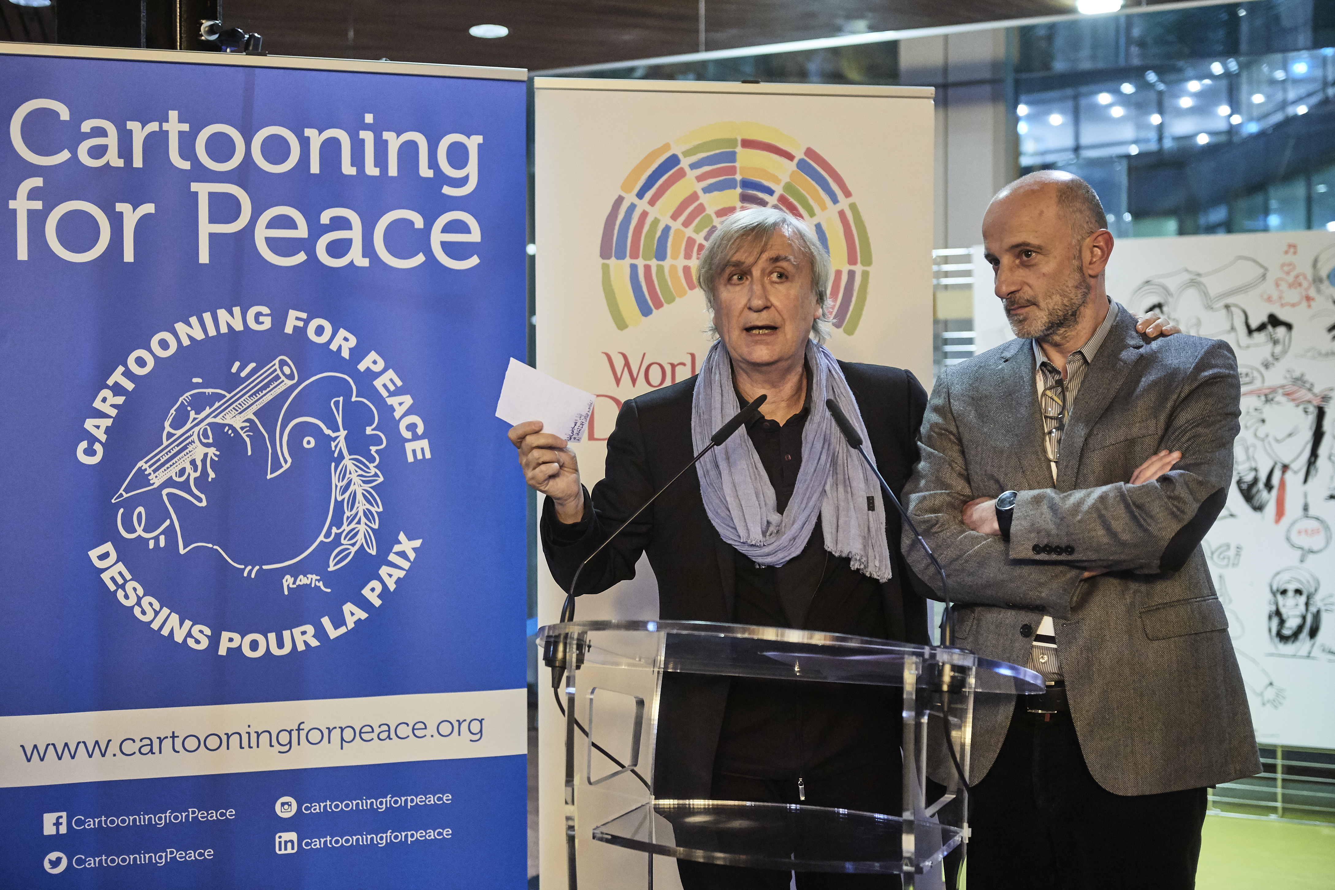 17 Plantu (France), président d’honneur de Cartooning for Peace, & Kak (France), président de Cartooning for Peace – Sandro Weltin – Council of Europe