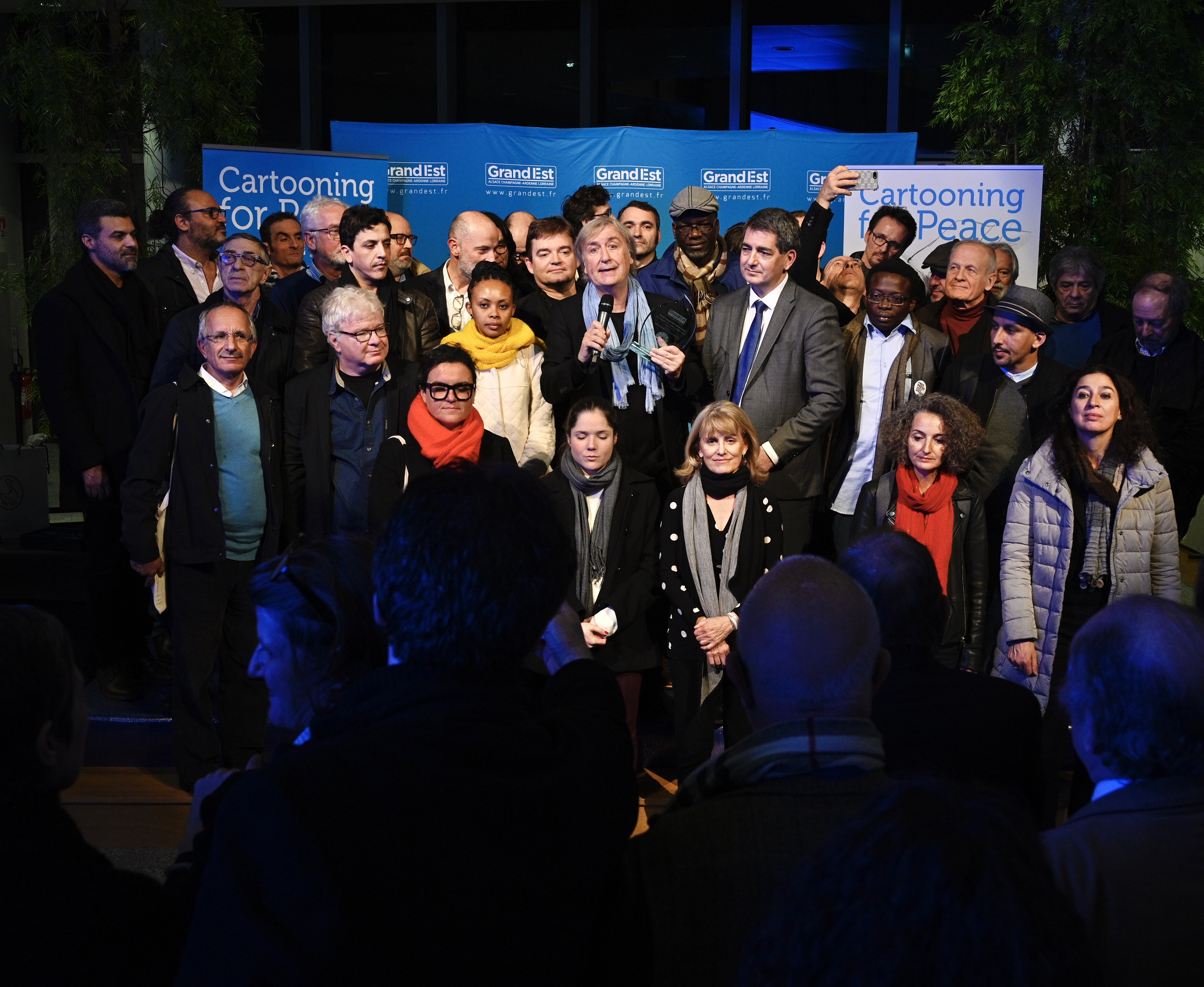 Remise du Prix de l’engagement démocratique par Jean Rottner, président de la région Grand Est, à Plantu (France)