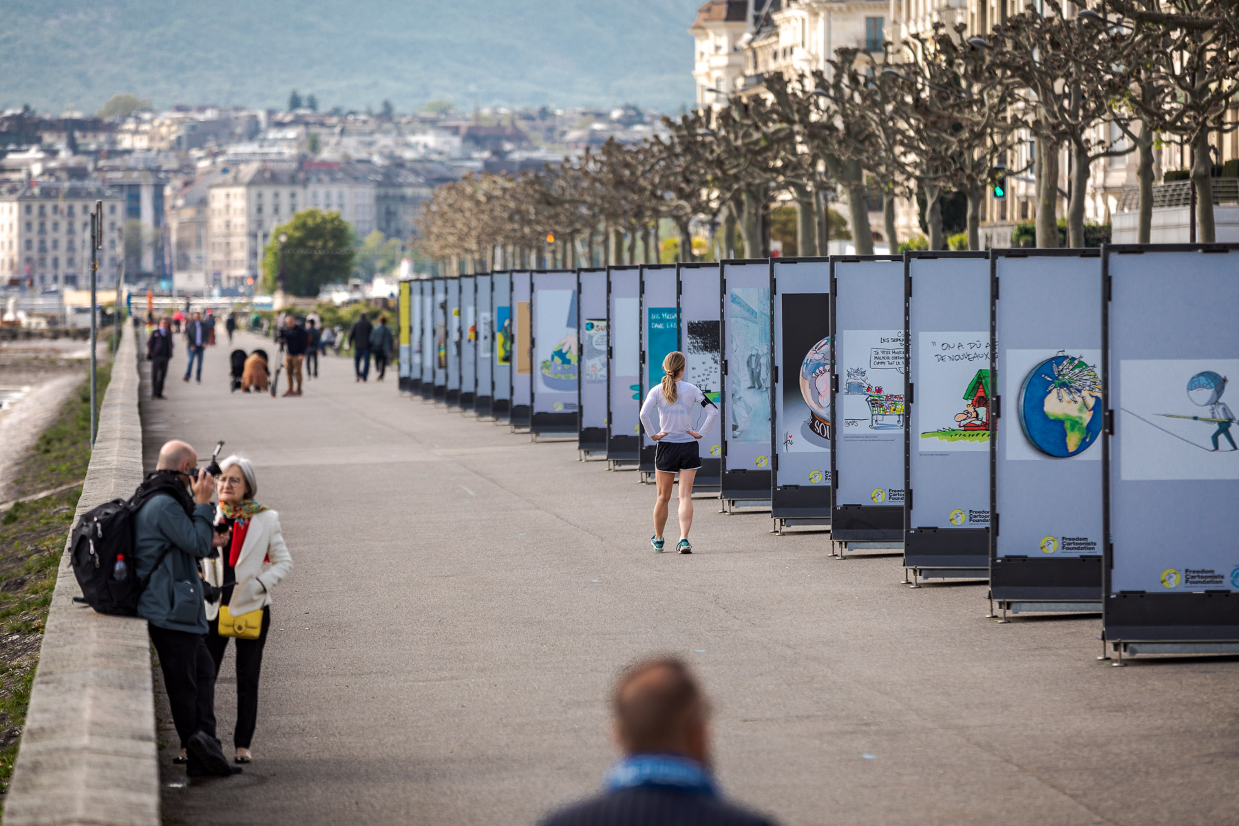 Tour of the international cartoon exhibition of the Freedom Cartoonists Foundation on the shores of Lake Geneva with the Nobel, guided by Chappatte