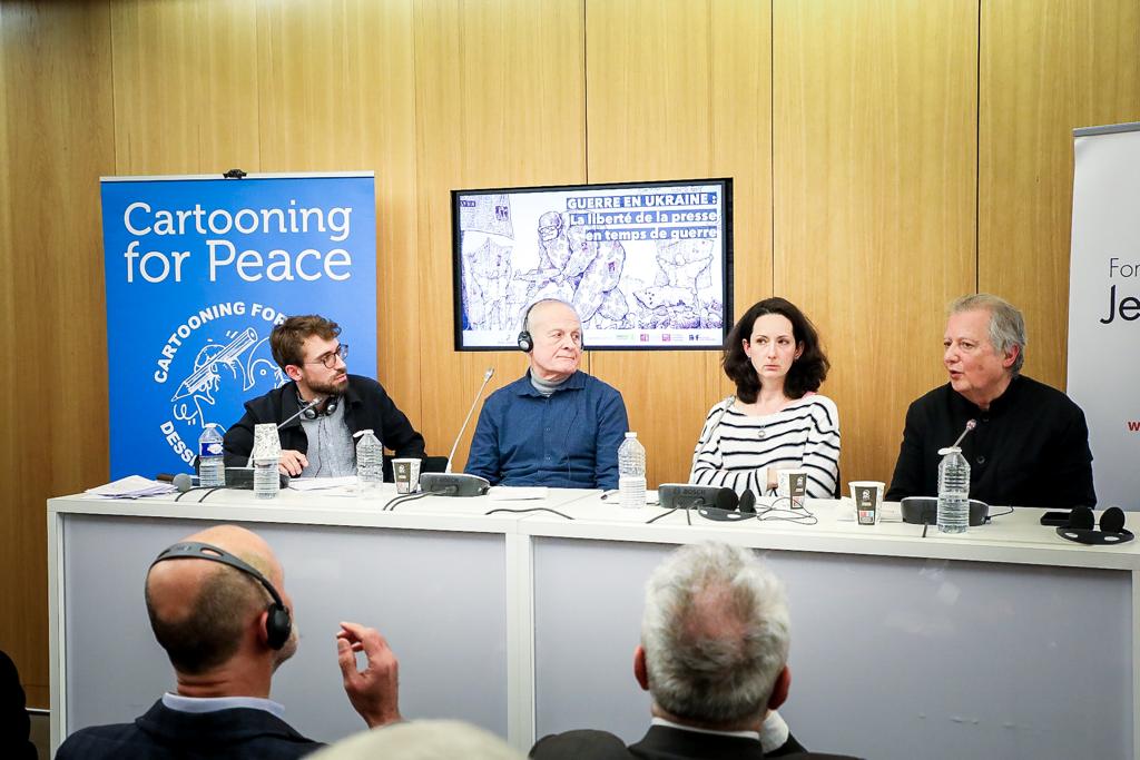 Jérémie Peltier, Vladimir Kazanevsky, Elena Volochine et Pierre Haski ©Fondation Jean Jaurès