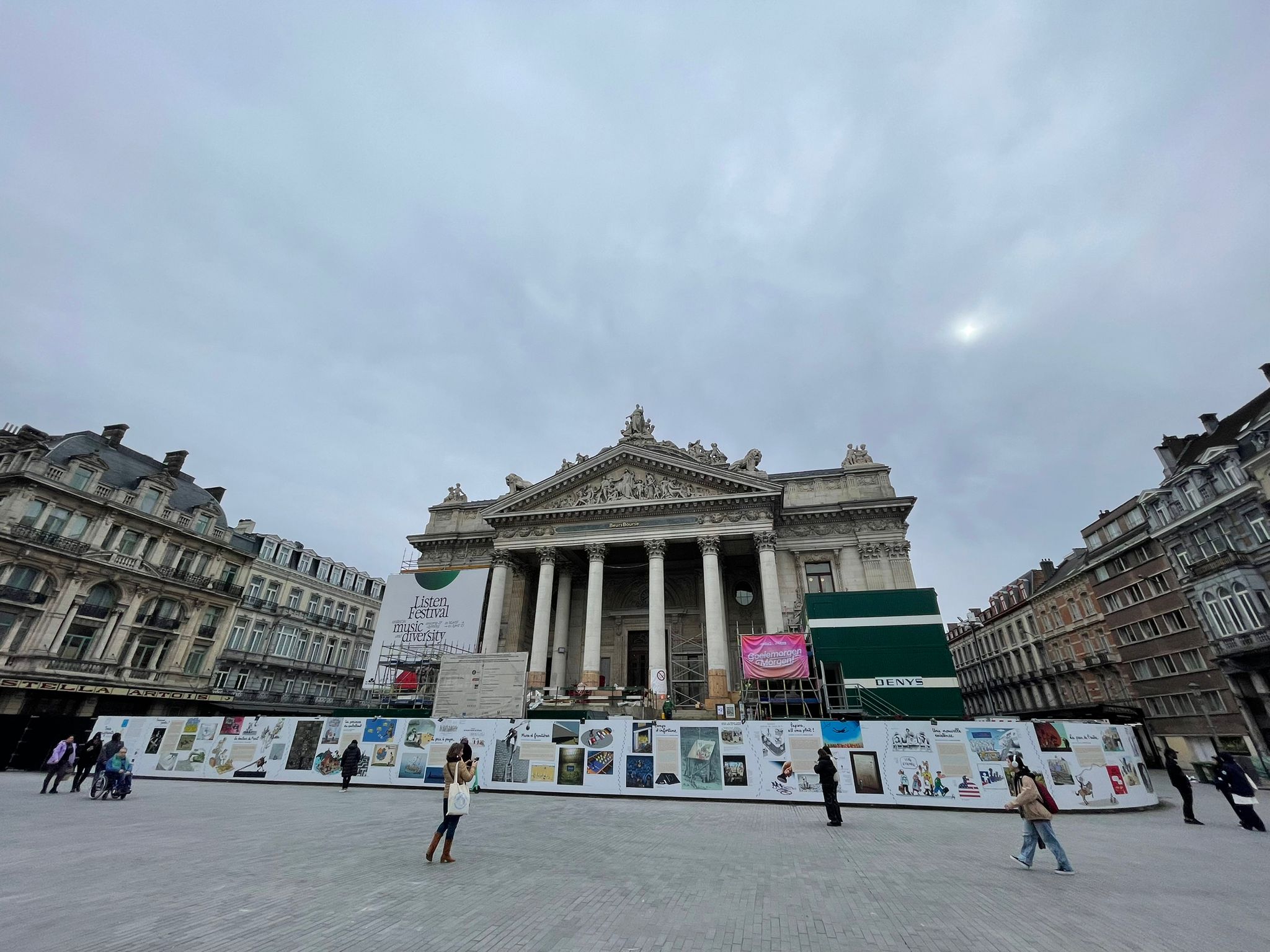 « Tous migrants ! » exposée à la Bourse de Bruxelles